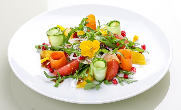 Farfurie apetisantă cu garnitură colorată